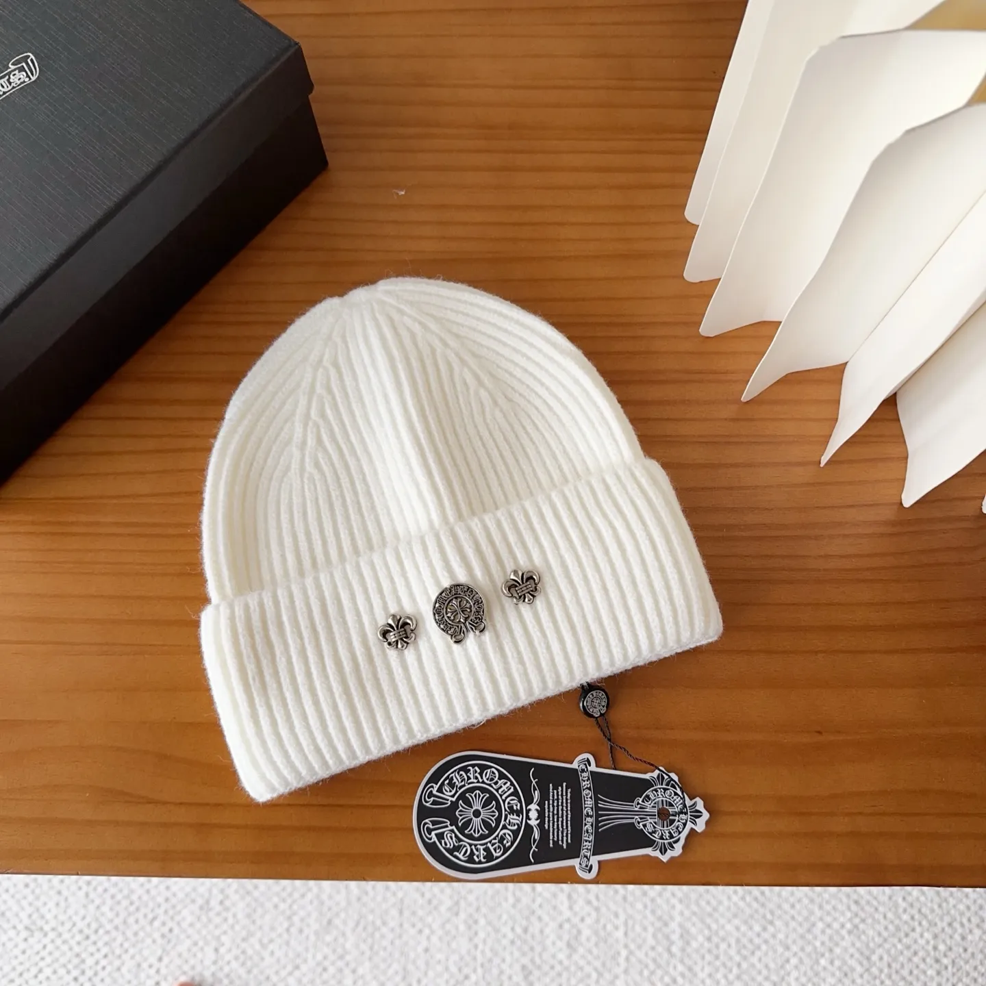 💰50 Crow Heart Autumn and Winter Wool Knitted Beanie This must be a favorite of minimalism. It is clean, neat, fashionable and versatile, and will definitely not be picky about your face shape! A fashionable classic that lasts forever! Fashionable black and white can be purchased together!